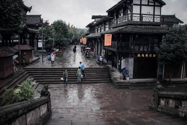 纪实女孩穿白色睡裙,在阳台与光膀男邻居热聊,网友老王设计的